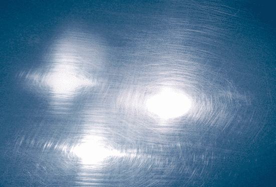 Abbildung: Reflexion einer hellen Lichtquelle auf einer Oberfläche mit stark ausgeprägtem Haze