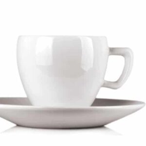 Kleine weiße Kaffeetasse vor weißem Hintergrund hervorgehoben