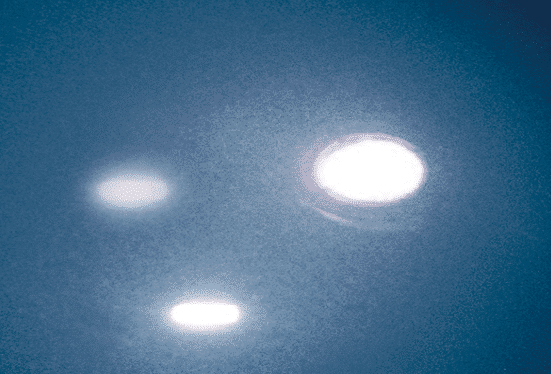 Bild, das die Reflexion einer starken Lichtquelle in einer Oberfläche mit geringer Haze zeigt